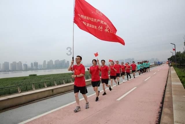 大扫除不慎被铁钩弹伤右眼 专家:近期高发,需做好防护